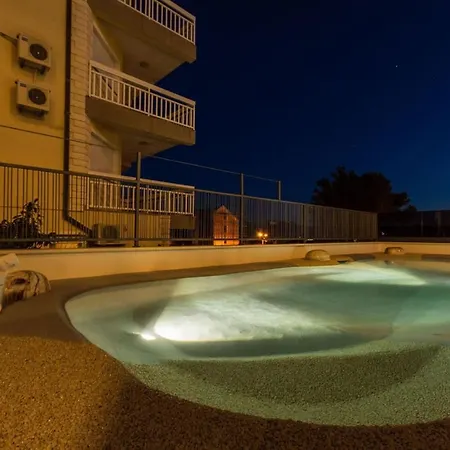 아파트 Luxury Royal M With Pool Ii